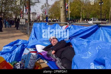 Londres, Royaume-Uni. 30th avril 2023. Royal superfician John Loughrie vu dans son camp sur le Mall près de Buckingham Palace. Loughrie et son ami Sky London sont arrivés en première ligne pour le couronnement du roi Charles III et campent depuis jeudi 27 avril. (Photo de Vuk Valcic/SOPA Images/Sipa USA) crédit: SIPA USA/Alay Live News Banque D'Images