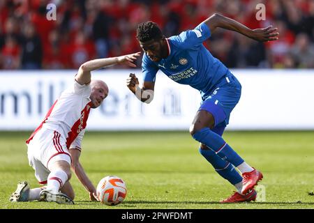 ROTTERDAM - (lr) Davy Klaassen d'Ajax, Ibrahim Sangare de PSV Eindhoven lors de la finale de la coupe TOTO KNVB entre PSV et Ajax à Feyenoord Stadion de Kuip on 30 avril 2023 à Rotterdam, pays-Bas. ANP MAURICE VAN STONE Banque D'Images