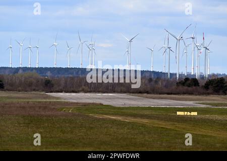 13 avril 2023, Brandebourg, Niedergörsdorf : piste d'un aérodrome. Photo: Michael Bahlo/dpa/Archivbild Banque D'Images