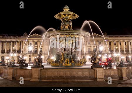 Fontaine des Mers située sur la place de la Concorde dans le centre de Paris, en France, la nuit - Motion Blur réalisé avec une longue exposition sur une fontaine à M. Banque D'Images