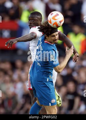 ROTTERDAM - (lr) Brian Brobbey d'Ajax, André Ramalho du PSV Eindhoven lors de la finale de la coupe TOTO KNVB entre PSV et Ajax à Feyenoord Stadion de Kuip on 30 avril 2023 à Rotterdam, pays-Bas. ANP ROBIN VAN LONKHUIJSEN Banque D'Images