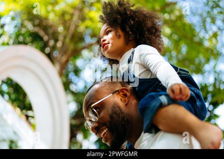 Famille heureuse passant du temps et ayant des activités ensemble à la maison Banque D'Images