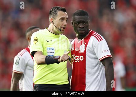 ROTTERDAM - (lr) arbitre Dennis Higler, Brian Brobbey d'Ajax lors de la finale de la coupe TOTO KNVB entre PSV et Ajax à Feyenoord Stadion de Kuip on 30 avril 2023 à Rotterdam, pays-Bas. ANP MAURICE VAN STONE Banque D'Images