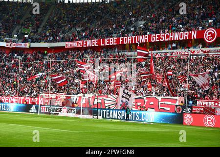 Düsseldorf, Allemagne. 30th avril 2023. Fans de Düsseldorf (Fortuna Duesseldorf) Düsseldorf, Allemagne, 30.04.2023. Fortuna Düsseldorf contre Karlsruher SC, football, 2. Bundesliga, 30. Matchday, saison 2022/2023. LES RÉGLEMENTATIONS DFL INTERDISENT TOUTE UTILISATION DE PHOTOGRAPHIES COMME SÉQUENCES D'IMAGES ET/OU QUASI-VIDÉO. Credit: ANT Palmer / Alamy Live News Credit: ANT Palmer / Alamy Live News Banque D'Images