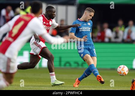 ROTTERDAM - (lr) Brian Brobbey d'Ajax, Joey Veerman de PSV Eindhoven lors de la finale de la coupe TOTO KNVB entre PSV et Ajax au stade Feyenoord de Kuip on 30 avril 2023 à Rotterdam, pays-Bas. ANP ROBIN VAN LONKHUIJSEN Banque D'Images