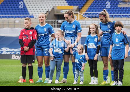 Birmingham, Royaume-Uni. 30th avril 2023. Birmingham, Angleterre, 30 avril 2023: Joueurs et mascottes pendant le match de football du championnat FA Womens entre Birmingham City et Bristol City à St Andrews à Birmingham, Angleterre (Natalie Mincher/SPP) Credit: SPP Sport Press photo. /Alamy Live News Banque D'Images