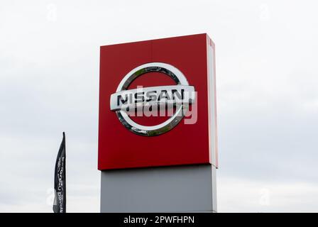 Logo Nissan visible sur un panneau. Banque D'Images