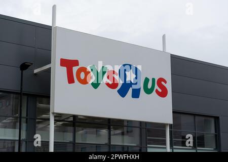 Le logo de Toys R US sur la façade d'un magasin abandonné. Banque D'Images