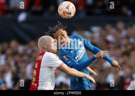 ROTTERDAM - (lr) Davy Klaassen d'Ajax, Xavi Simons de PSV Eindhoven lors de la finale de la coupe TOTO KNVB entre PSV et Ajax à Feyenoord Stadion de Kuip on 30 avril 2023 à Rotterdam, pays-Bas. ANP ROBIN VAN LONKHUIJSEN Banque D'Images