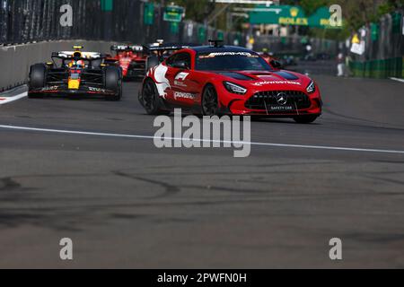 Bakou, Azerbaïdjan. 30th avril 2023. Mercedes AMG safety car, 11 PEREZ Sergio (mex), Red Bull Racing RB19, action pendant la Formule 1 Azerbaïdjan Grand Prix 2023, 4th tour du Championnat du monde de Formule 1 2023 de 28 avril à 30, 2023 sur le circuit de la ville de Bakou, à Bakou, Azerbaïdjan - photo DPPI crédit: DPPI Media/Alamy Live News crédit: DPPI Media/Alamy Live News Banque D'Images