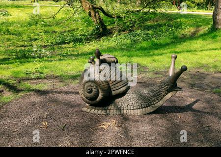 Sculpture géante en escargots de bois, Bute Park, Cardiff. Pris en avril 2023. Ressort Banque D'Images