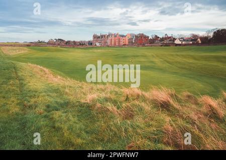 North Berwick, Royaume-Uni - 28 décembre 2019 : fairway pittoresque et vert d'exercice sur les liens occidentaux historiques datant de 17th ans au parcours de golf de North Berwick, Scotl Banque D'Images