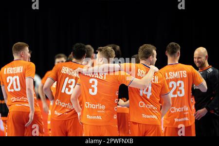 ALMERE - les hommes de handball néerlandais célèbrent leur victoire lors du match de qualification du Championnat d'Europe pour les hommes de handball entre les pays-Bas et la Grèce. Le Championnat d'Europe aura lieu du 10 au 28 janvier 2024 en Allemagne. ANP IRIS VAN DEN BROEK pays-bas hors - belgique hors Banque D'Images