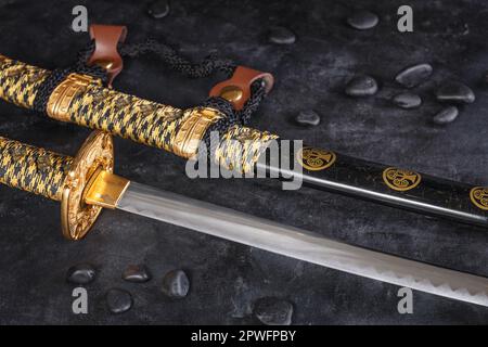 Sabre japonais samouraï katana et scabard gros plan.Photo d'une arme en touche basse avec mise au point sélective Banque D'Images