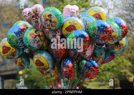 Londres, Royaume-Uni. 30 avril 2023. La 40e édition annuelle de l'IWA Canalway cavalcade a lieu tout au long du week-end des fêtes bancaires de mai à Little Venice, à Londres. Là où le Grand Union Canal arrive à Paddington, les bateaux étroits sont couverts par le bondage et des événements familiaux ont lieu parallèlement à diverses compétitions entre les propriétaires de bateaux. Crédit : Waldemar Sikora / Alamy Live News Banque D'Images