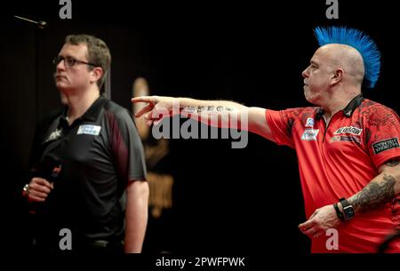 LEEUWARDEN - Peter Wright (SCO) pendant les quarts de finale du championnat hollandais de fléchettes 2023 dans le WTC Leeuwarden. Ce tournoi de fléchettes est la sixième tournée européenne organisée par la Professional Darts Corporation (PDC). AP SANDER KING Banque D'Images