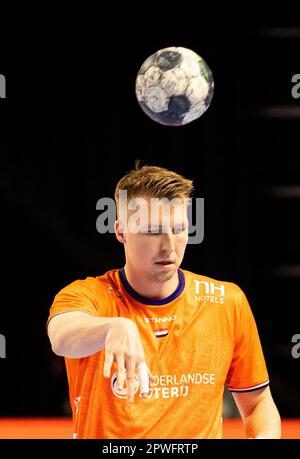 ALMERE - Ivar StavAST lors du match de qualification masculin du Championnat d'Europe entre les pays-Bas et la Grèce. Le Championnat d'Europe aura lieu du 10 au 28 janvier 2024 en Allemagne. ANP IRIS VANDEN BROEK Banque D'Images