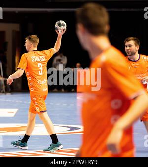 ALMERE - Ivar StavAST (l) lors du match de qualification de handball masculin du Championnat d'Europe entre les pays-Bas et la Grèce. Le Championnat d'Europe aura lieu du 10 au 28 janvier 2024 en Allemagne. ANP IRIS VANDEN BROEK Banque D'Images