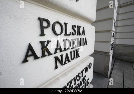 Le détail du Palais Staszic qui abrite l'Académie polonaise des sciences (Polska Akademia Nauk) est vu le 28 avril 2023 à Varsovie, Pologne. Barbara Engelking, une chercheuse de l'Holocauste à l'Académie polonaise des sciences dans une interview à l'occasion du 80th anniversaire du soulèvement du ghetto de Varsovie à l'égard de la chaîne de télévision TVN, a mentionné que pendant la Seconde Guerre mondiale, les ressortissants polonais n'ont pas dérisoire un rôle important pour aider les juifs à échapper aux persécutions nazies. Son commentaire a conduit au lancement d'une enquête par le régulateur national de la radiodiffusion et à la décision du ministre de l'éducation Czarnek de mettre un terme au financement du CEN polonais Banque D'Images