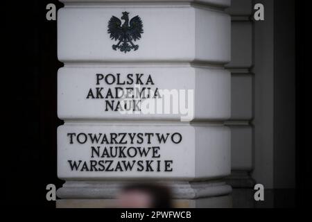 Le détail du Palais Staszic qui abrite l'Académie polonaise des sciences (Polska Akademia Nauk) est vu le 28 avril 2023 à Varsovie, Pologne. Barbara Engelking, une chercheuse de l'Holocauste à l'Académie polonaise des sciences dans une interview à l'occasion du 80th anniversaire du soulèvement du ghetto de Varsovie à l'égard de la chaîne de télévision TVN, a mentionné que pendant la Seconde Guerre mondiale, les ressortissants polonais n'ont pas dérisoire un rôle important pour aider les juifs à échapper aux persécutions nazies. Son commentaire a conduit au lancement d'une enquête par le régulateur national de la radiodiffusion et à la décision du ministre de l'éducation Czarnek de mettre un terme au financement du ce polonais Banque D'Images