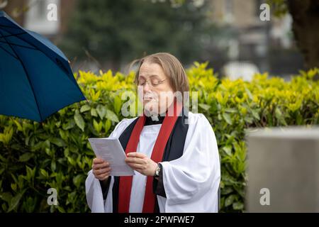 Canon June L Steventon, Recteur de St Elphin, dit une prière sous la pluie pendant la Journée de l'ANZAC à Warrington, 2023 Banque D'Images