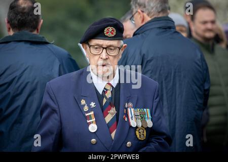 Percy Bell, président à la retraite, Duke of Lancaster's Regimental Veteran's Association, pendant un moment calme à l'ANZAC Day, Warrington, 2023 Banque D'Images