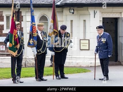 Percy Bell, président à la retraite, Duke of Lancaster's Regimental Veteran's Association, instruit les anciens combattants qui détiennent les normes Banque D'Images