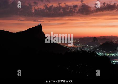 Aube dans la vue chinoise à Rio de Janeiro, Brésil. Banque D'Images