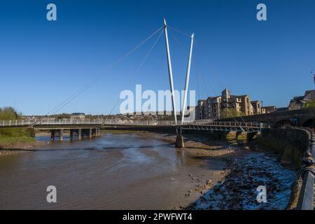 19.04.023 Lancaster, Lancashire, Royaume-Uni. Le pont du Millénaire de Lune est un pont à pied à câbles qui traverse la rivière Lune à Lancaster, en Angleterre. Banque D'Images