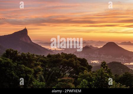 Aube dans la vue chinoise à Rio de Janeiro, Brésil. Banque D'Images