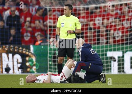 ROTTERDAM - (lr) Davy Klaassen d'Ajax, arbitre Dennis Higler lors de la finale de la coupe TOTO KNVB entre PSV et Ajax à Feyenoord Stadion de Kuip on 30 avril 2023 à Rotterdam, pays-Bas. ANP MAURICE VAN STONE Banque D'Images