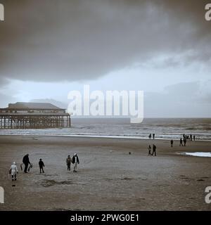 Personnes marchant le long de la plage de Blackpool le jour de l'an 2023 Banque D'Images