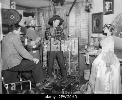 WILLIAM WYLER filme une scène avec WALTER BRENNAN, GARY COOPER et LILLIAN BOND pour THE WESTERNER réalisateur WILLIAM WYLER histoire originale STUART N. LAKE Directeur de la photographie GREGG TOLAND musique DMITRI TIOMKIN A Samuel Goldwyn production / United Artists Banque D'Images