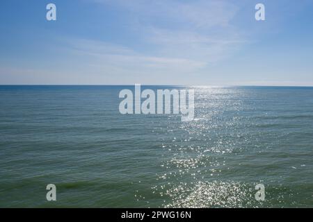 Détail d'une lumière du soleil se reflétant dans la mer étincelante. étincelant dans l'eau - arrière-plan. eau de mer avec reflet et ondulation du soleil. Nature puissante et paisible c Banque D'Images