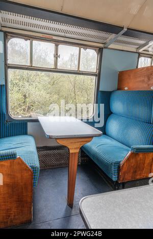 Intérieur des voitures de tourisme vintage sur le Swanage Steam Heritage Railway, Dorset, Angleterre Banque D'Images