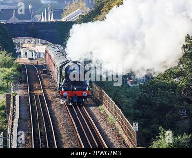 The Flying Scotsman lors de sa tournée du centenaire du Royaume-Uni sur le viaduc de St Levan à Plymouth. Il a été décrit comme le locomoteur à vapeur le plus célèbre au monde Banque D'Images