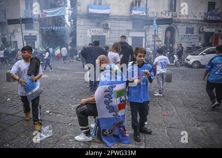 Naples, Italie. 30th avril 2023. Les fans de SSC Napoli réagissent avec déception à la fin du match de football Napoli-Salernitana qui a terminé 1-1 et qui n'a pas permis à Napoli de remporter le championnat 2022/2023 Early Credit: Independent photo Agency/Alay Live News Banque D'Images