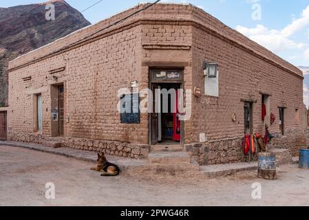 Purmamarca, Jujuy / Argentine - septembre 2019 : un marché dans le village de Purmamarca Banque D'Images