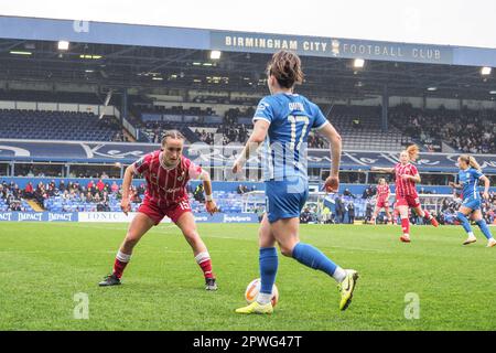 Birmingham, Royaume-Uni. 30th avril 2023. Birmingham, Angleterre, 30 avril 2023: Lucy Quinn (17 Birmingham) sur le ballon pendant le match de football du championnat FA Womens entre Birmingham City et Bristol City à St Andrews à Birmingham, Angleterre (Natalie Mincher/SPP) Credit: SPP Sport Press photo. /Alamy Live News Banque D'Images