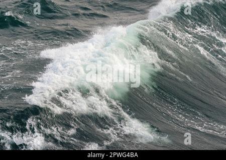 Scène de mer agitée. Gros plan d'une vague en mouvement dans une mer Baltique. Banque D'Images