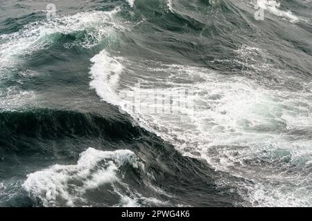 Scène de mer agitée. Gros plan d'une vague en mouvement dans une mer Baltique. Banque D'Images