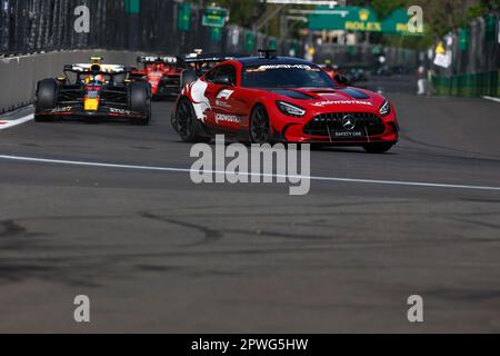 Mercedes AMG safety car, 11 PEREZ Sergio (mex), Red Bull Racing RB19, action pendant le Grand Prix d'Azerbaïdjan de Formule 1 2023 2023, 4th tour du Championnat du monde de Formule 1 de 28 avril à 30, 2023 sur le circuit de la ville de Bakou, à Bakou, Azerbaïdjan - photo: DPPI/DPPI/LiveMedia Banque D'Images