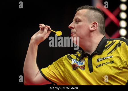 LEEUWARDEN - Dave Chisnall (ENG) pendant les demi-finales du championnat hollandais de fléchettes 2023 dans le WTC Leeuwarden. Ce tournoi de fléchettes est la sixième tournée européenne organisée par la Professional Darts Corporation (PDC). AP SANDER KING Banque D'Images