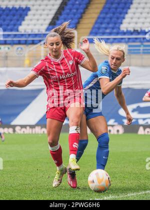 Birmingham, Royaume-Uni. 30th avril 2023. Birmingham, Angleterre, 30 avril 2023: Libby Smith (9 Birmingham) bataille pour le ballon lors du match de football du championnat FA Womens entre Birmingham City et Bristol City à St Andrews à Birmingham, Angleterre (Natalie Mincher/SPP) Credit: SPP Sport Press photo. /Alamy Live News Banque D'Images