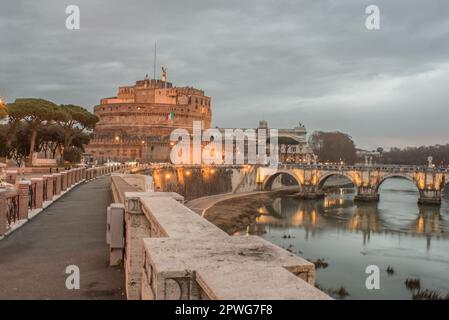 Rome, Château de St Angel au crépuscule Banque D'Images