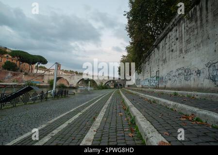 Rome, Italie - rive du Tibre, petit angle avec pavés, graffiti et pont Banque D'Images