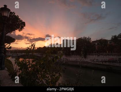 Vue sur le Tibre au coucher du soleil à Rome, Italie Banque D'Images