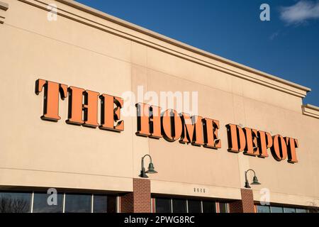 Fort Collins, CO, États-Unis - 26 avril 2023: Panneau d'entrée pour Home Depot, le plus grand détaillant d'amélioration de la maison aux États-Unis. Banque D'Images