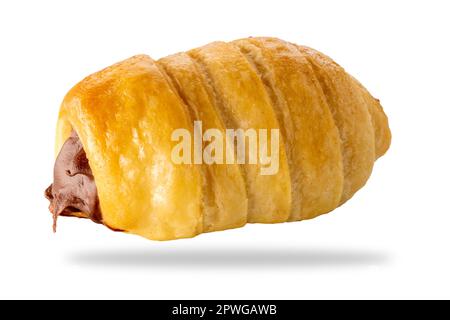 Cannolo de pâte feuilletée rempli de crème au chocolat isolé sur blanc avec passe-cheveux Banque D'Images