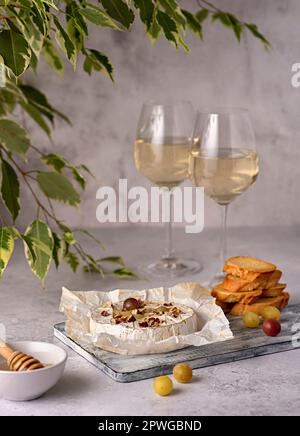 Photographie alimentaire de camembert rôti, fromage, miel, vin blanc, raisins, toast, bruschetta, pecan, noix, pain, épicerie fine Banque D'Images